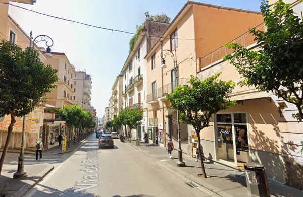 negozio in affitto a Salerno