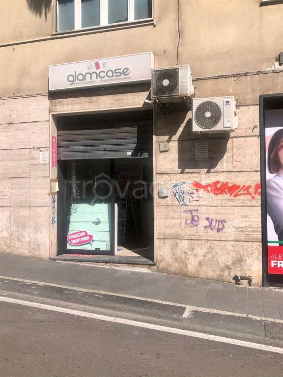 negozio in affitto a Salerno in zona Centro Città