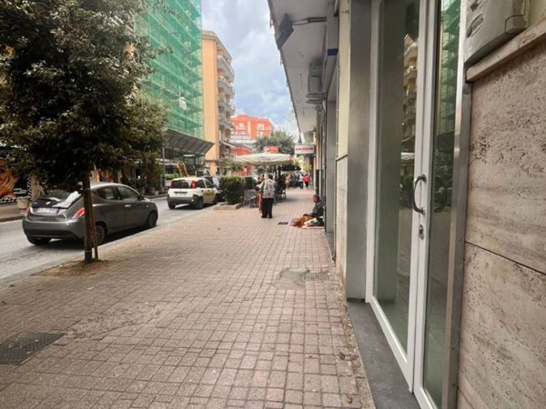 negozio in affitto a Salerno in zona Mercatello