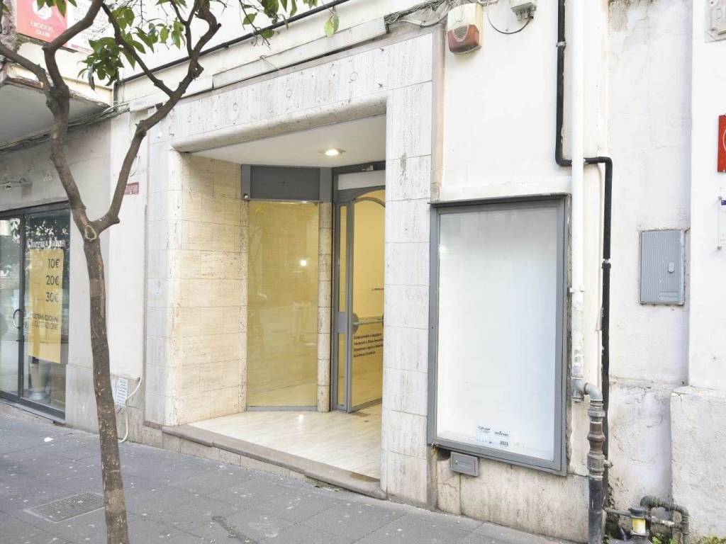 negozio in affitto a Salerno in zona Centro Città