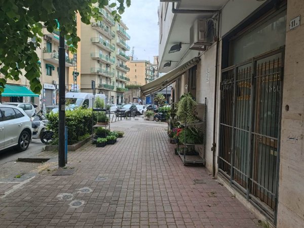 negozio in affitto a Salerno