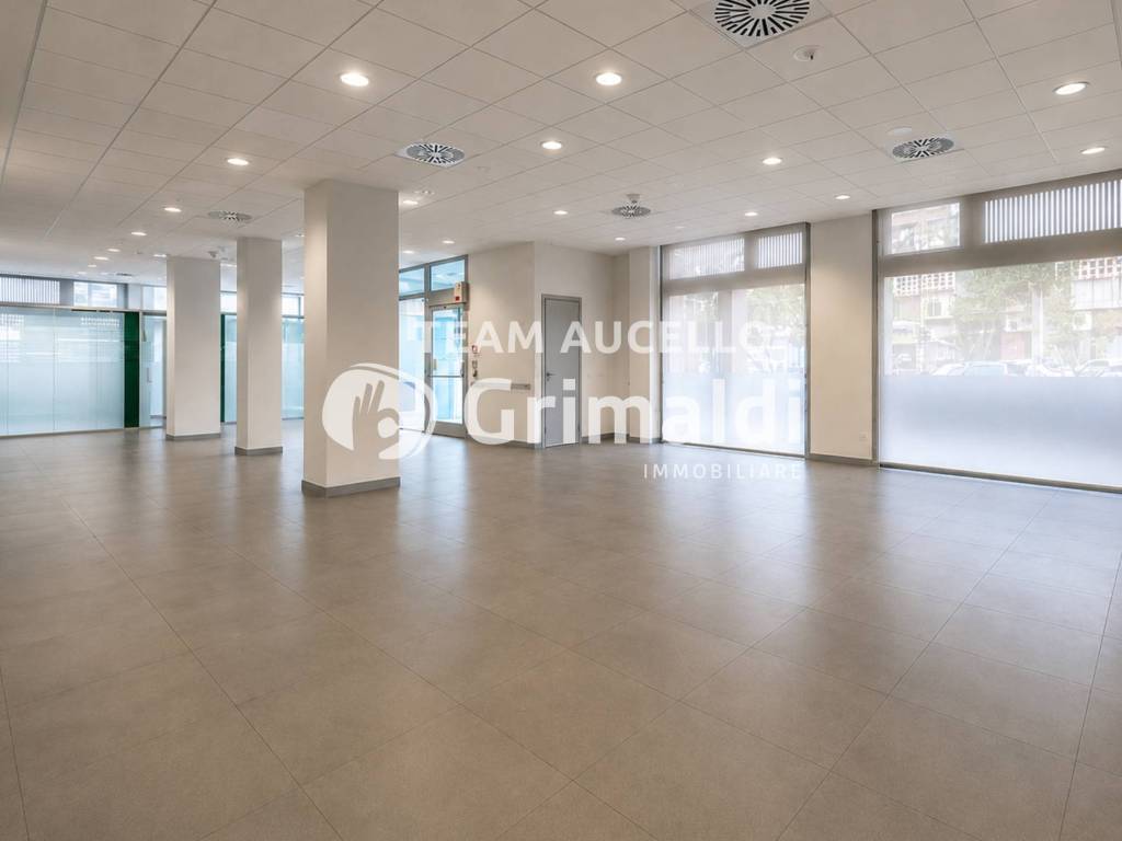 negozio in affitto a Salerno in zona Centro Città
