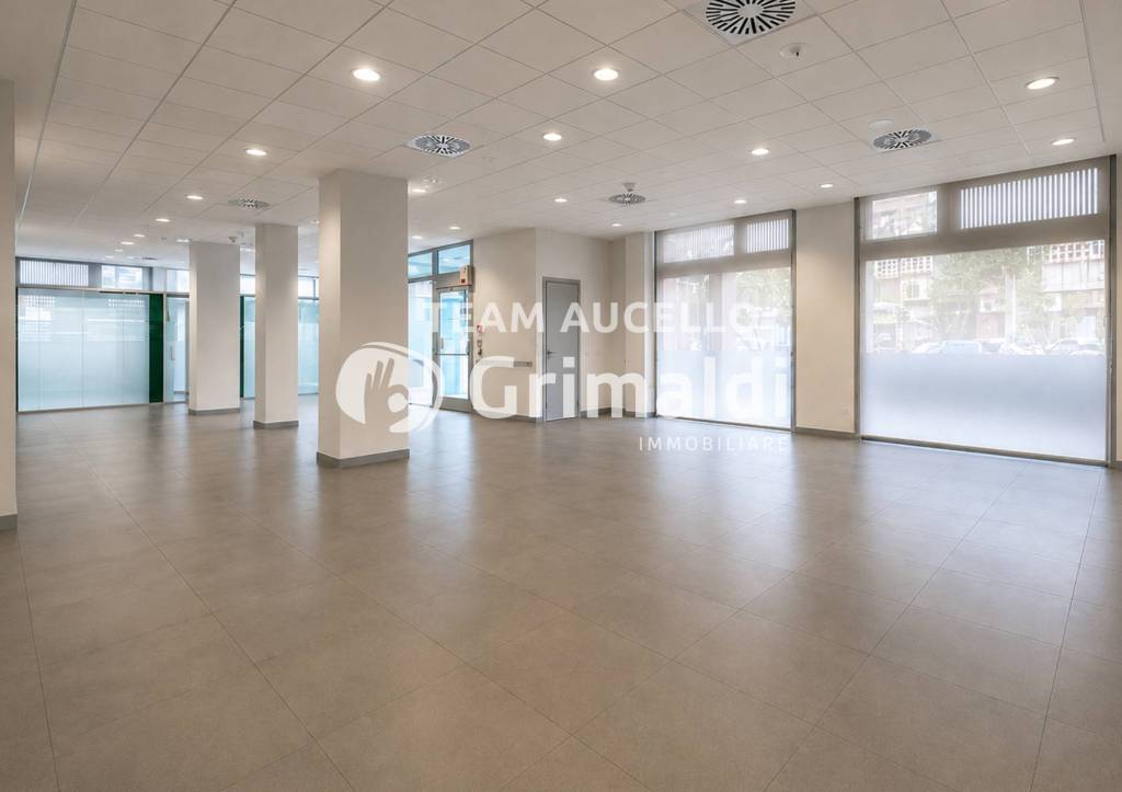 negozio in affitto a Salerno in zona Centro Città