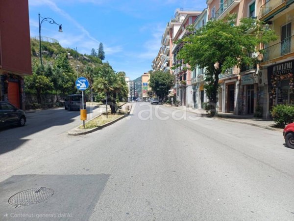 negozio in affitto a Salerno in zona Torrione