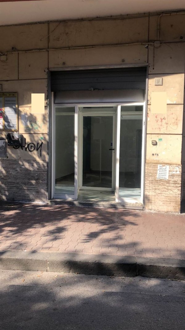 negozio in affitto a Salerno in zona Torrione