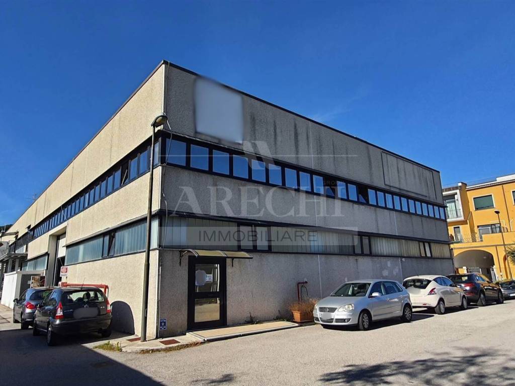 negozio in affitto a Salerno in zona Fuorni