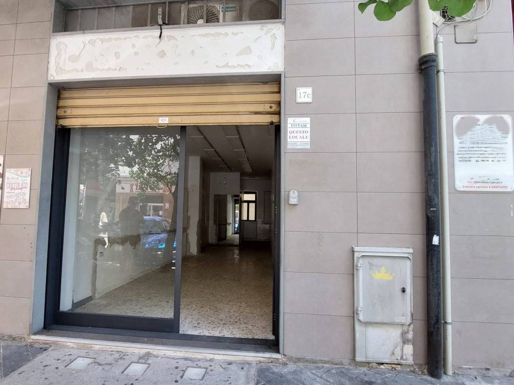 negozio in affitto a Salerno in zona Torrione