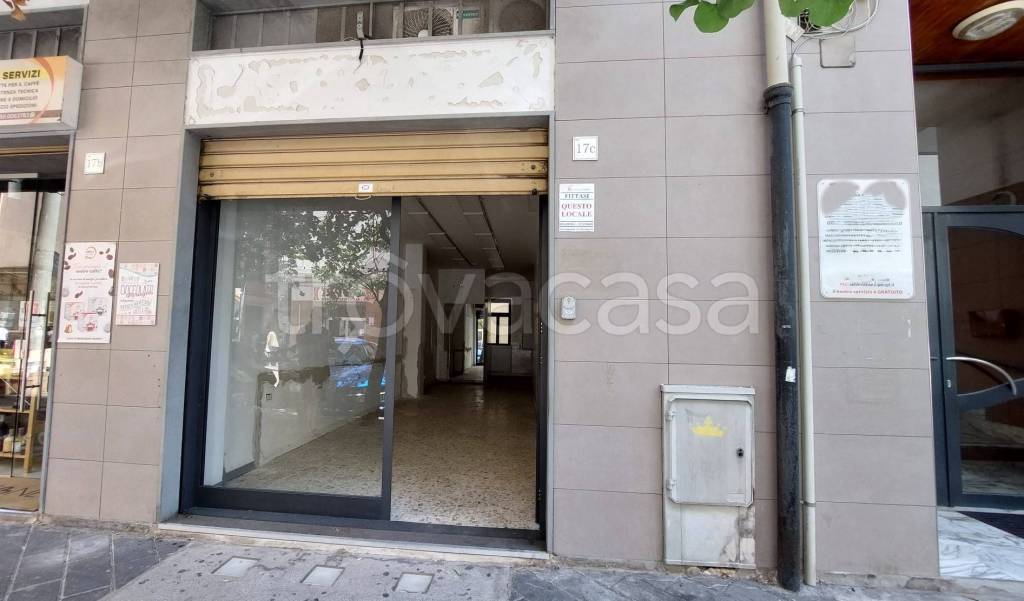 negozio in affitto a Salerno in zona Torrione