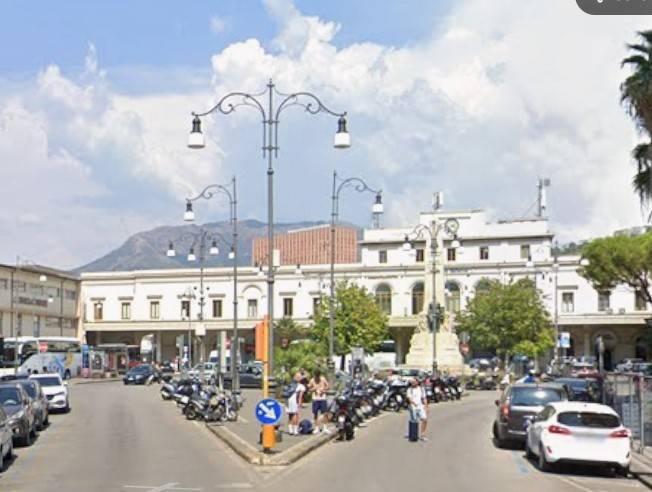 negozio in affitto a Salerno in zona Centro Città