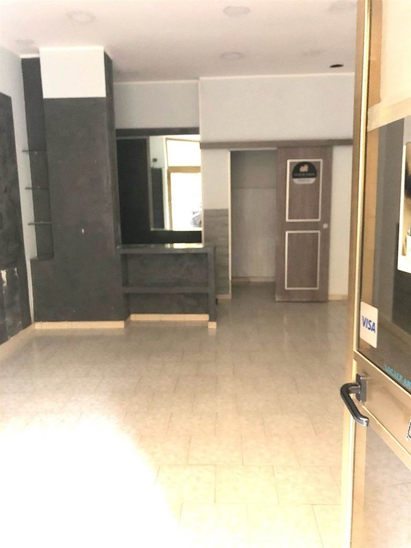 negozio in affitto a Salerno in zona Pastena