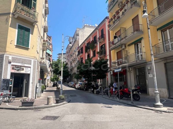negozio in affitto a Salerno in zona Centro Città