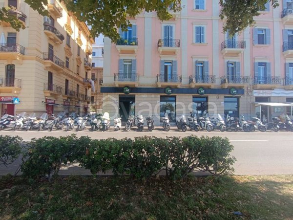 negozio in affitto a Salerno in zona Centro Città