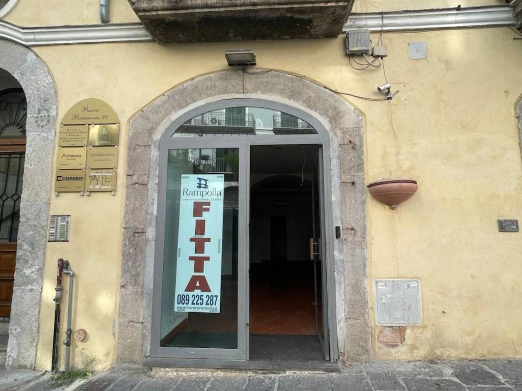 negozio in affitto a Salerno in zona Centro Città
