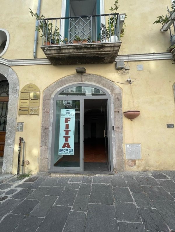 negozio in affitto a Salerno in zona Centro Città