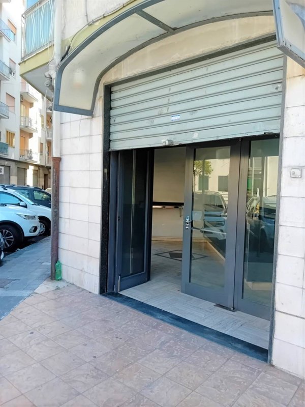 negozio in affitto a Salerno in zona Calcedonia