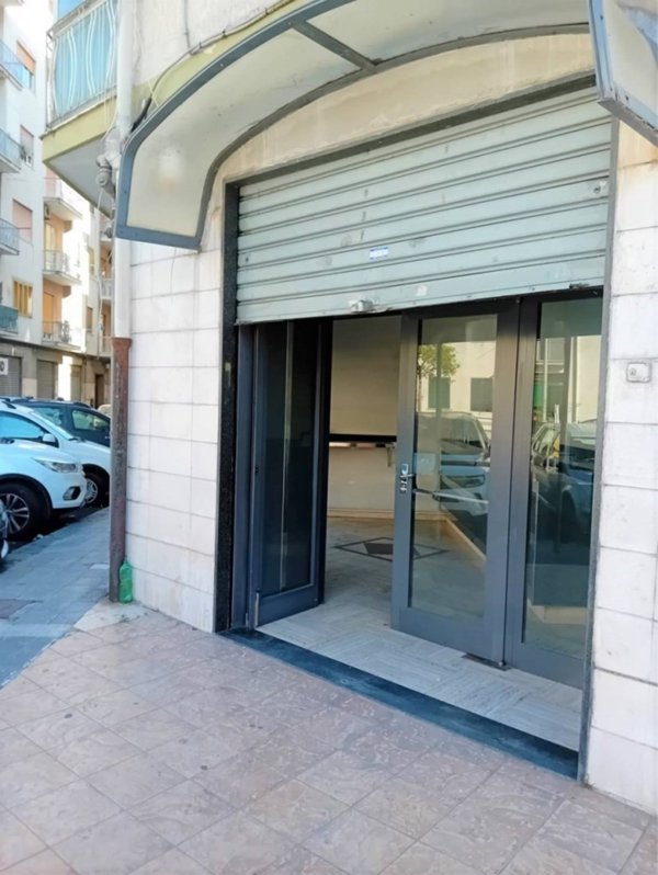 negozio in affitto a Salerno in zona Calcedonia