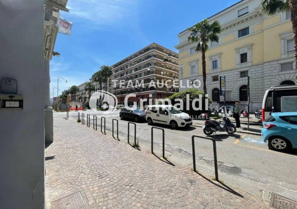 negozio in affitto a Salerno in zona Centro Città