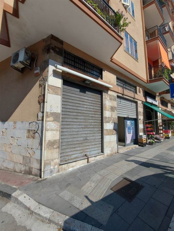 negozio in affitto a Salerno in zona Irno