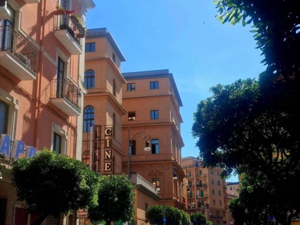 negozio in affitto a Salerno in zona Centro Città