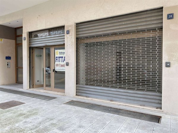 negozio in affitto a Salerno in zona Torrione