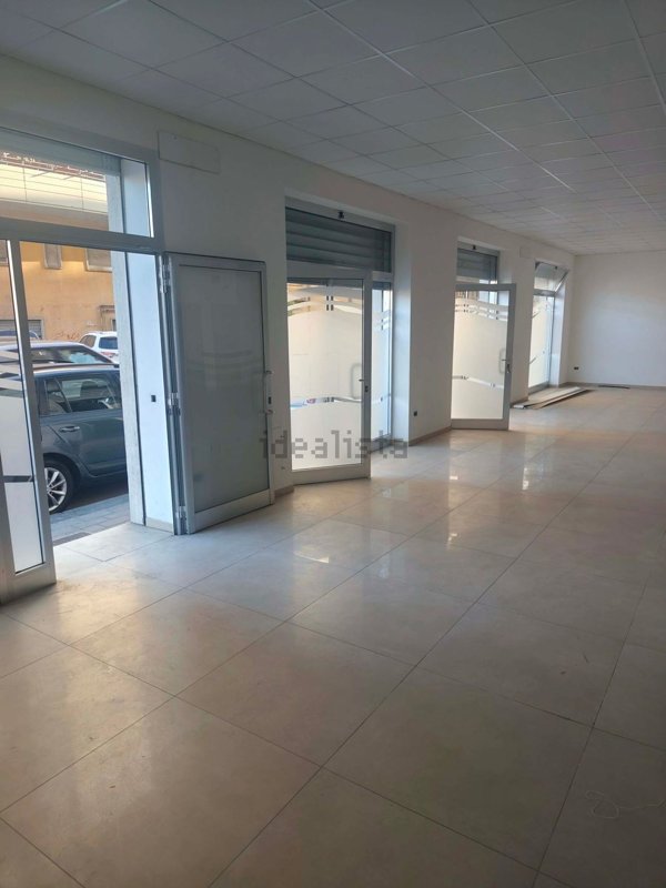 locale commerciale in affitto a Salerno in zona Torrione
