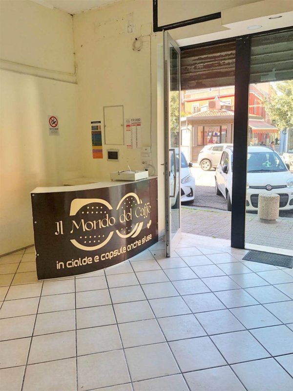 negozio in affitto a Salerno in zona Pastena