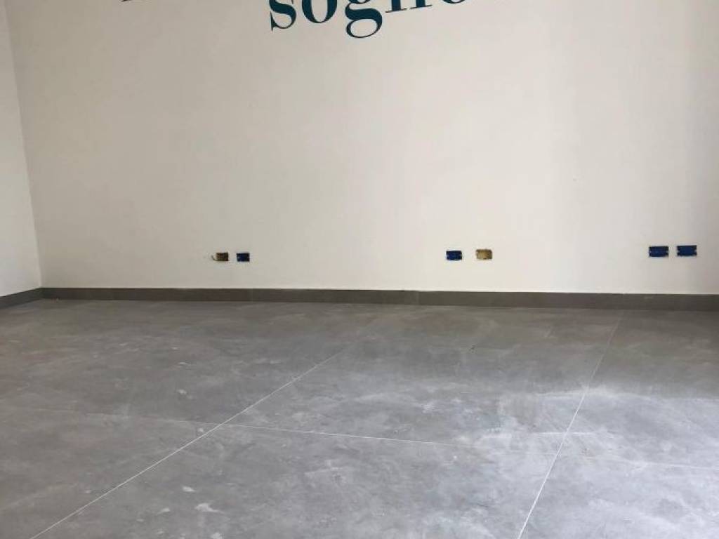 negozio in affitto a Salerno in zona Mercatello