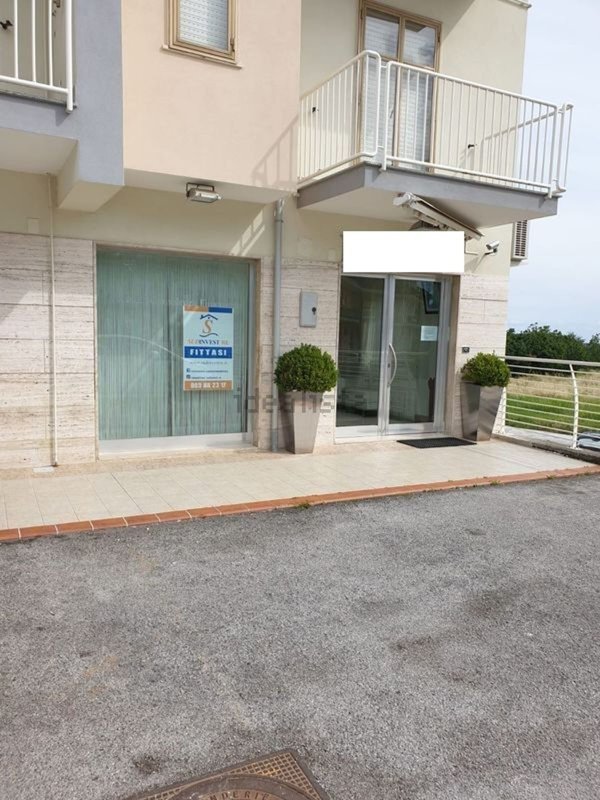 locale commerciale in affitto a San Cipriano Picentino in zona Campigliano