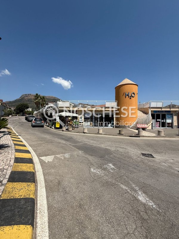 locale commerciale in affitto a San Cipriano Picentino in zona Campigliano