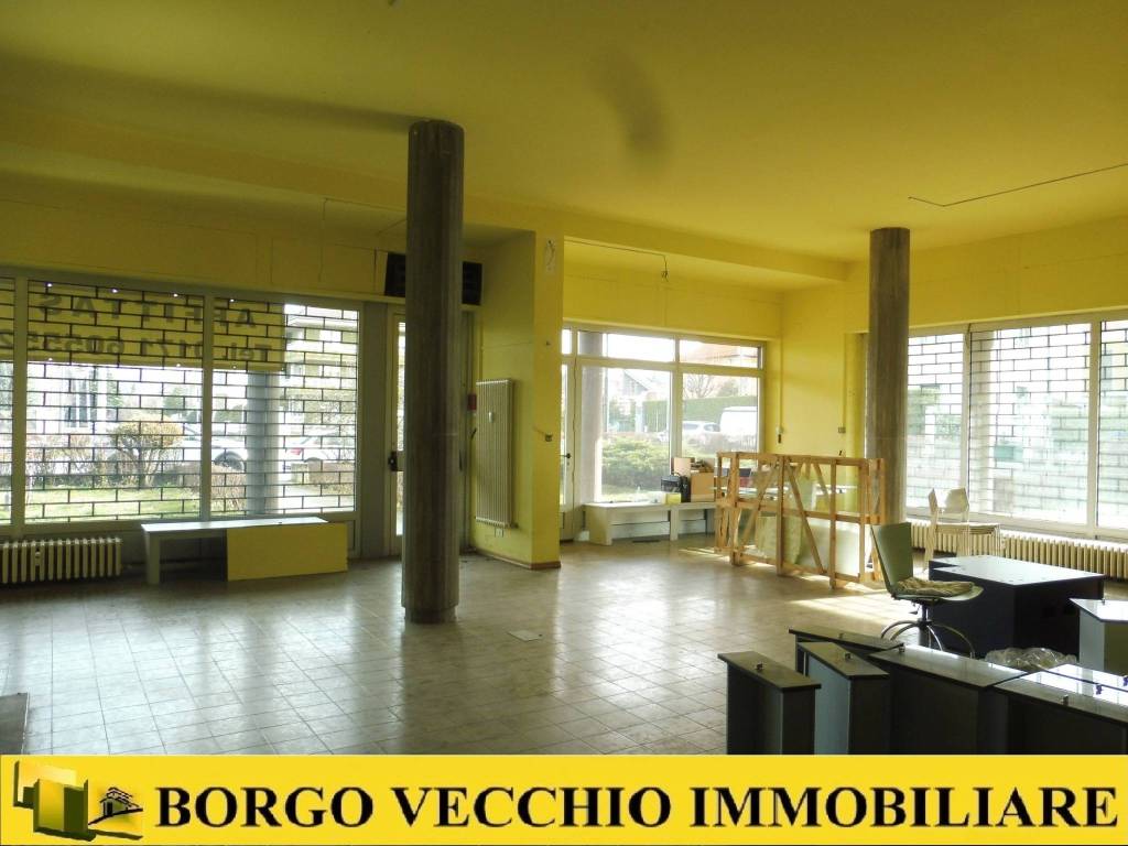 negozio in affitto a Cuneo in zona San Rocco Castagnaretta