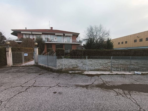 locale commerciale in affitto a Fossano in zona Cussanio
