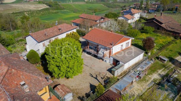 casa indipendente in vendita a Govone in zona Craviano