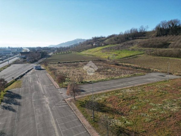 terreno edificabile in vendita a Govone in zona Canove