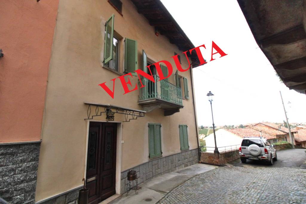 casa indipendente in vendita a Govone in zona Craviano