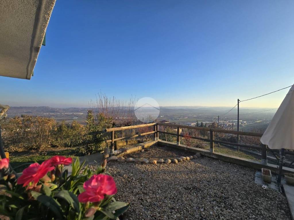casa indipendente in vendita a Govone in zona San Pietro