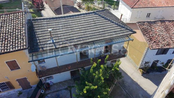 casa indipendente in vendita a Govone in zona San Pietro