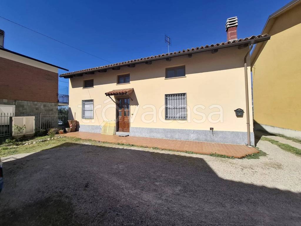 casa indipendente in vendita a Govone in zona San Pietro