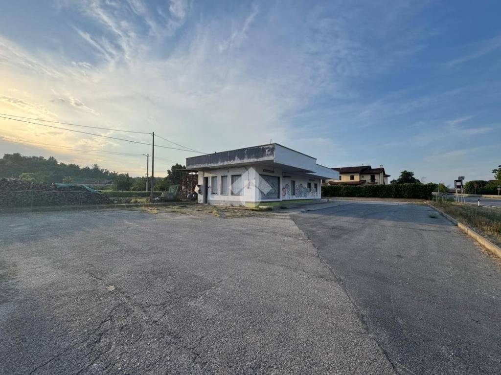 locale commerciale in vendita a Govone in zona Canove
