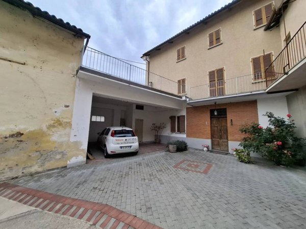 casa indipendente in vendita a Govone in zona Craviano
