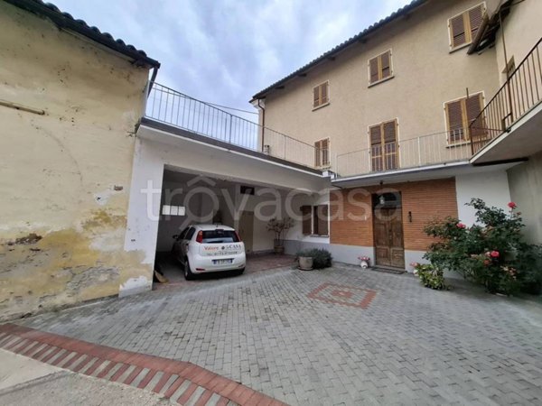 casa indipendente in vendita a Govone in zona Craviano