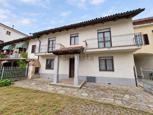 casa indipendente in vendita a Govone in zona San Pietro