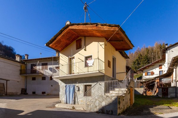 casa semindipendente in vendita ad Isasca