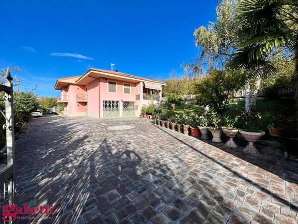 casa indipendente in vendita a La Morra in zona Rivalta