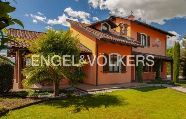 casa indipendente in vendita a La Morra in zona Rivalta