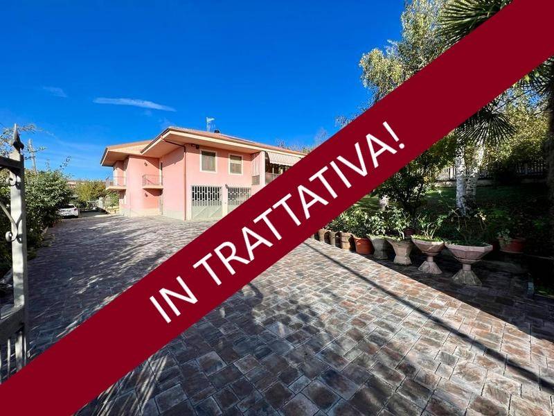 casa indipendente in vendita a La Morra in zona Rivalta