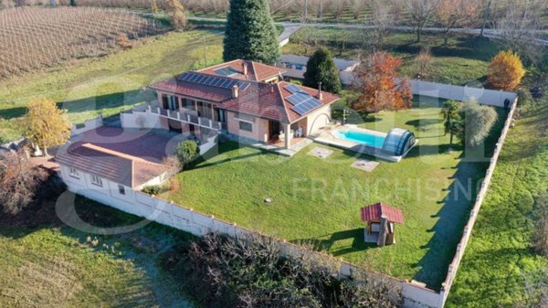 casa indipendente in vendita a La Morra in zona Rivalta