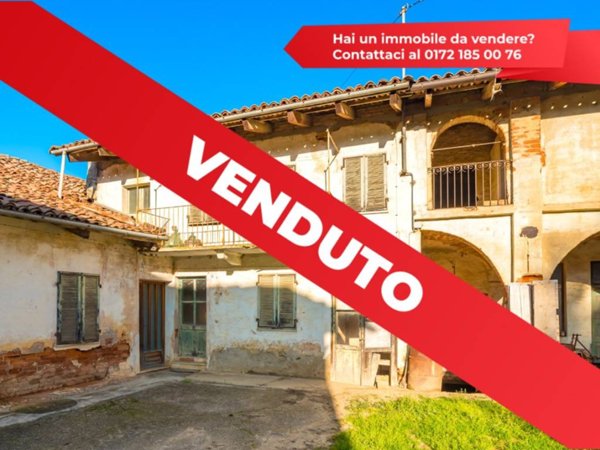 casale in vendita a La Morra in zona Berri