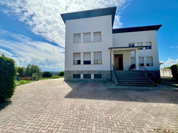 casa indipendente in vendita a La Morra in zona Rivalta
