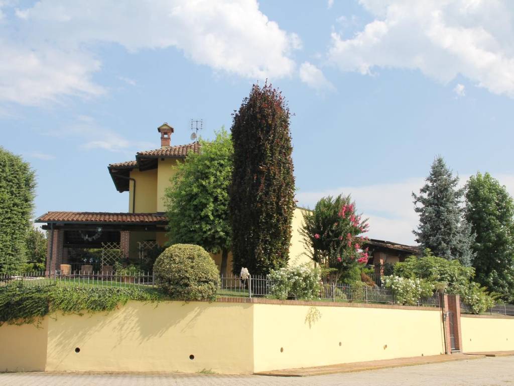 casa indipendente in vendita a La Morra
