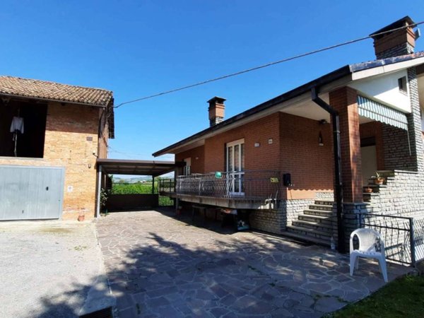 casa indipendente in vendita a La Morra in zona Santa Maria
